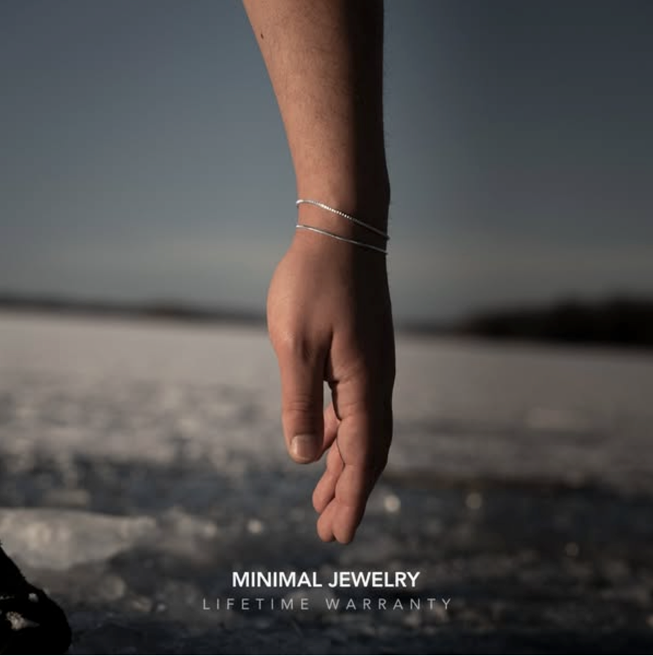 Cavaier-armband i en kampanjbild vid vattnet