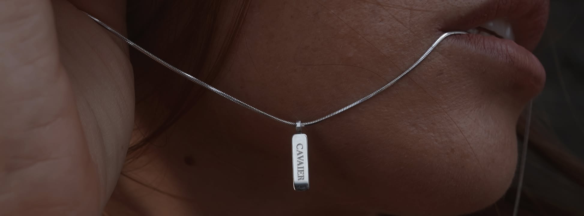 Cavaier-halsband buret nära huden